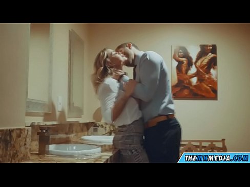 ❤️ جب ایک خوبصورت سنہرے بالوں والی آپ کو عوامی بیت الخلاء میں مائل کرتا ہے۔ ☑ فحش میں ur.hentai-menu.ru ❌